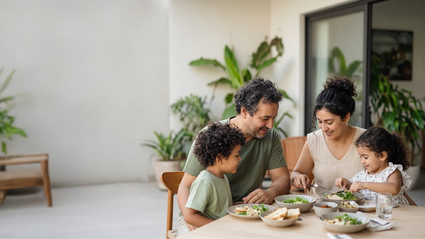 Família em ambiente acolhedor representando proteção patrimonial